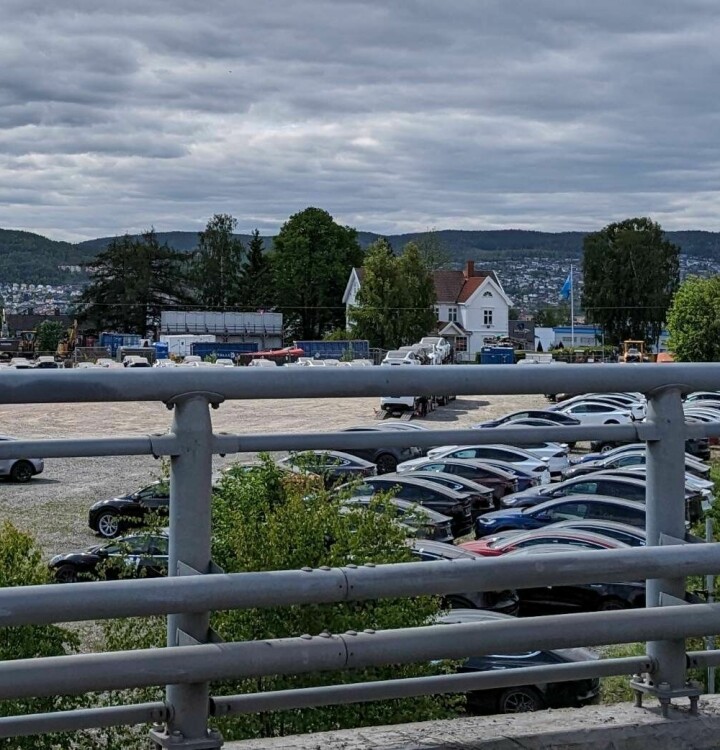 Tesla har leid denne parkeringsplassen like utenfor Drammen, for å lagre usolgte biler. Men de er ikke de eneste.